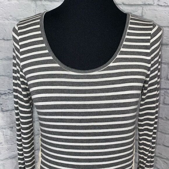 Paper+Tee women M Longsleeve scoopneck stripe top w/lace sides grey & white - Picture 2 of 9